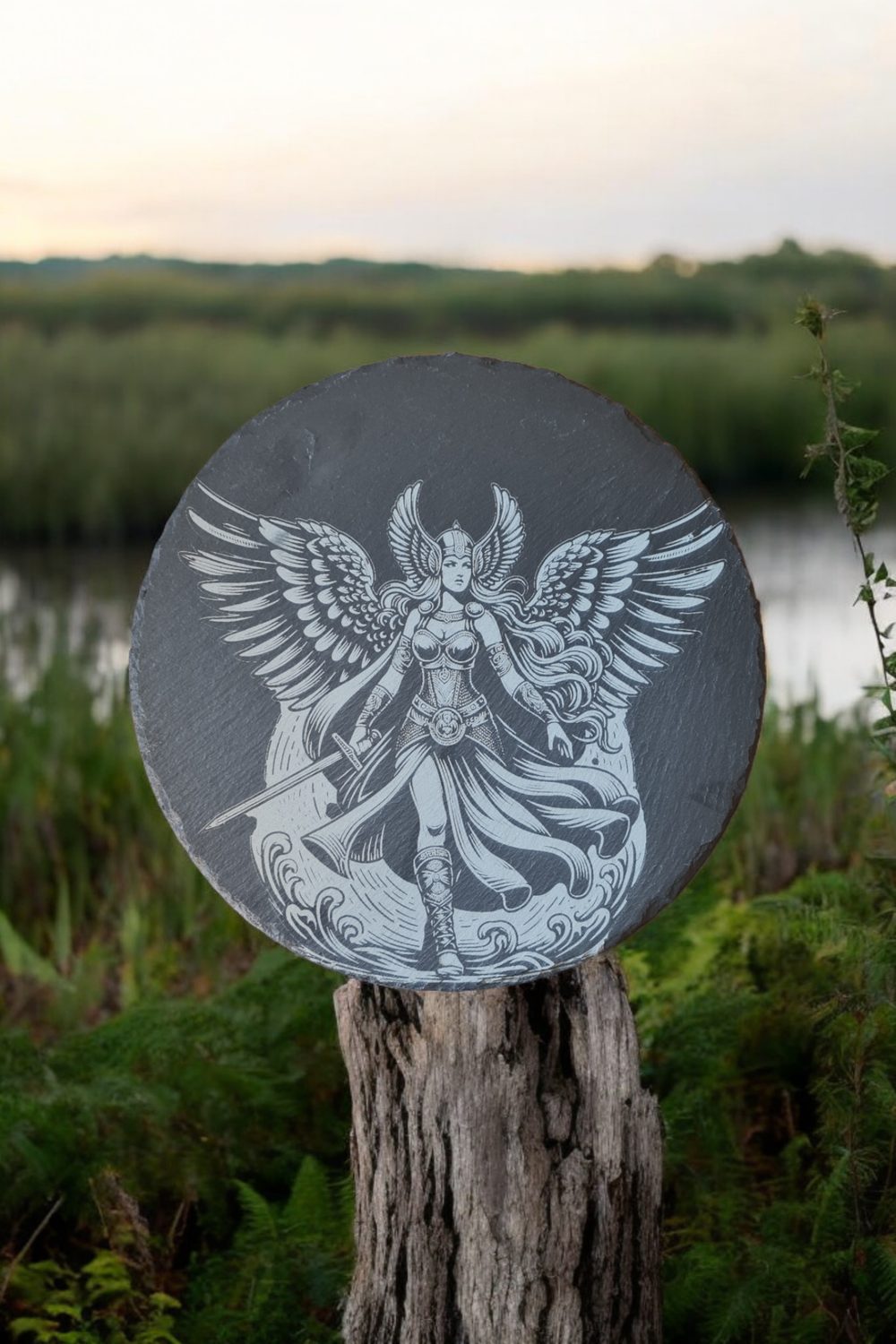 Lasergravierte Schieferplatte &bdquo;Walküre&ldquo; von Glanz & Gravur